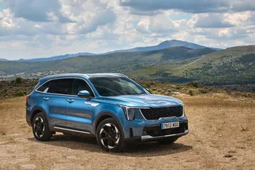 Vista lateral del Kia Sorento 2024, destacando su diseño robusto y moderno.