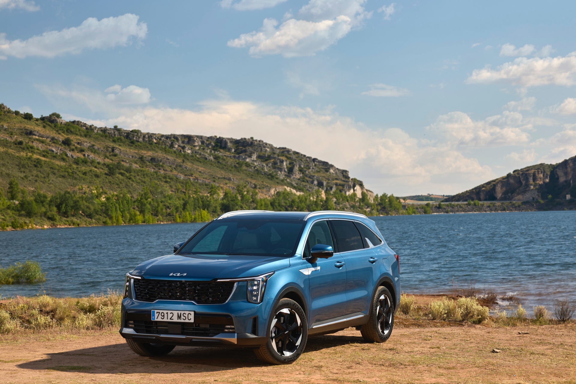 Vista lateral del renovado Kia Sorento 2024 destacando su línea y diseño.