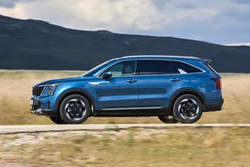 Vista lateral Kia Sorento 2024 mostrando su línea dinámica y robusta.