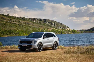 Vista lateral del Kia Sorento 2024, mostrando su diseño renovado.