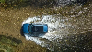 Vista aérea del Kia Sorento 2024 destacando su diseño de techo y líneas exteriores.