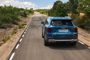 Kia Sorento 2024 circulando, vista trasera y lateral destacando su diseño.