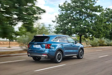 Vista trasera y lateral del renovado Kia Sorento 2024.