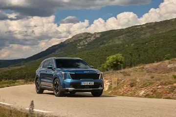 Kia Sorento 2024 en carretera mostrando su robustez y diseño moderno