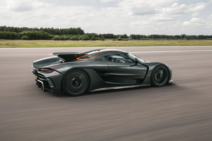El Koenigsegg Jesko Absolut en toda su gloria lateral, destilando velocidad y potencia