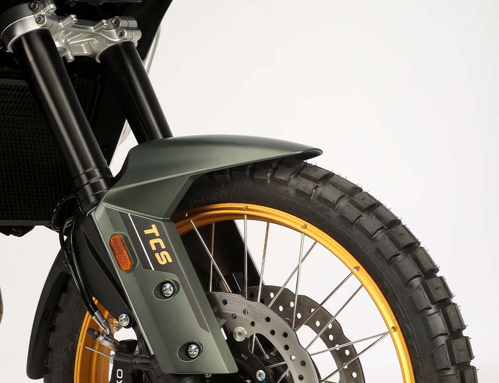 Vista detalle suspensión delantera y frenos de la trail Kove Moto 800X Pro.