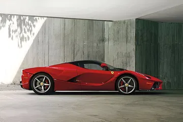 Perfil icónico del LaFerrari, culminación de la ingeniería de Ferrari.