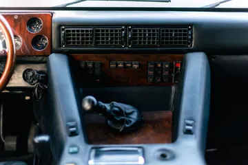 Consola central del Lamborghini LM002, mostrando su robustez y diseño clásico.