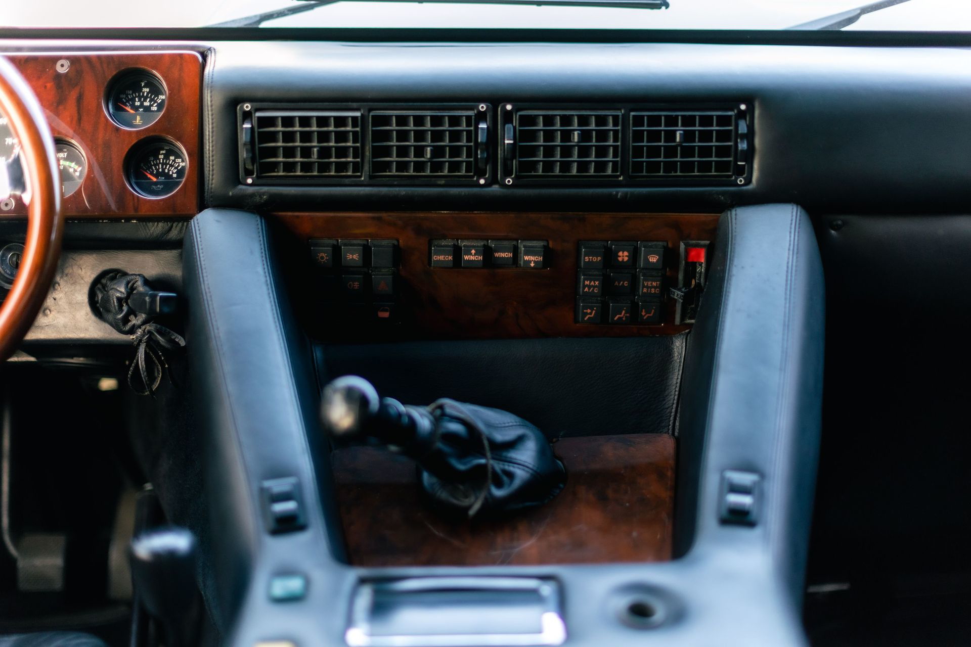 Consola central del Lamborghini LM002, mostrando su robustez y diseño clásico.