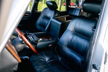 Vista lateral de los asientos de cuero del legendario Lamborghini LM002.