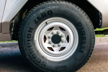 Primer plano de la rueda robusta del LM002, adecuada para terrenos difíciles.