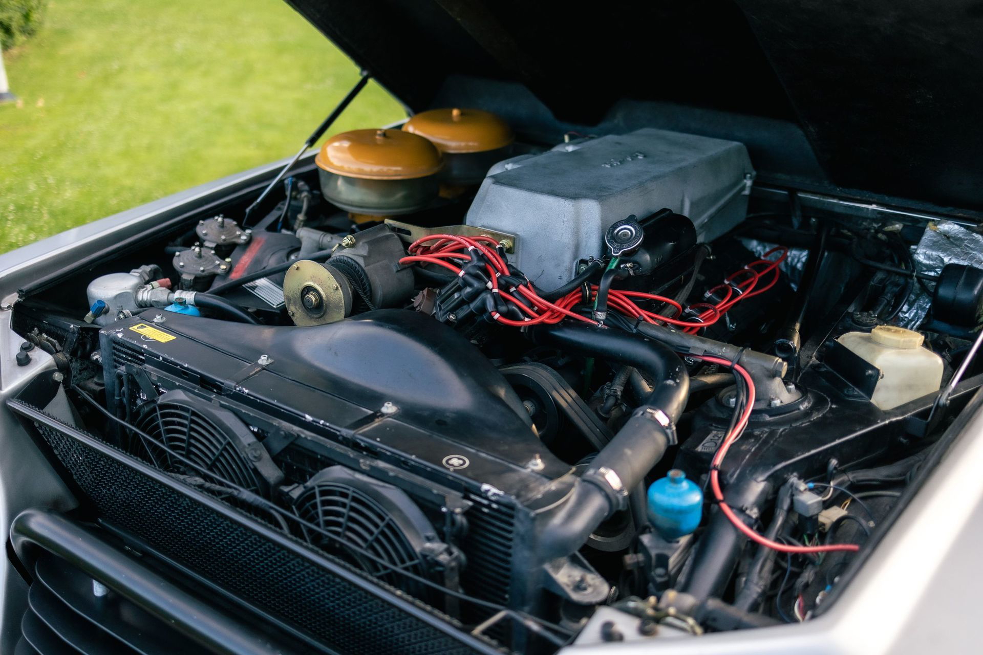 Vista del potente motor V12 del Lamborghini LM002, un SUV legendario.