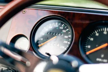 Cuadro de instrumentos clásico Lamborhini LM002, lujo y potencia.