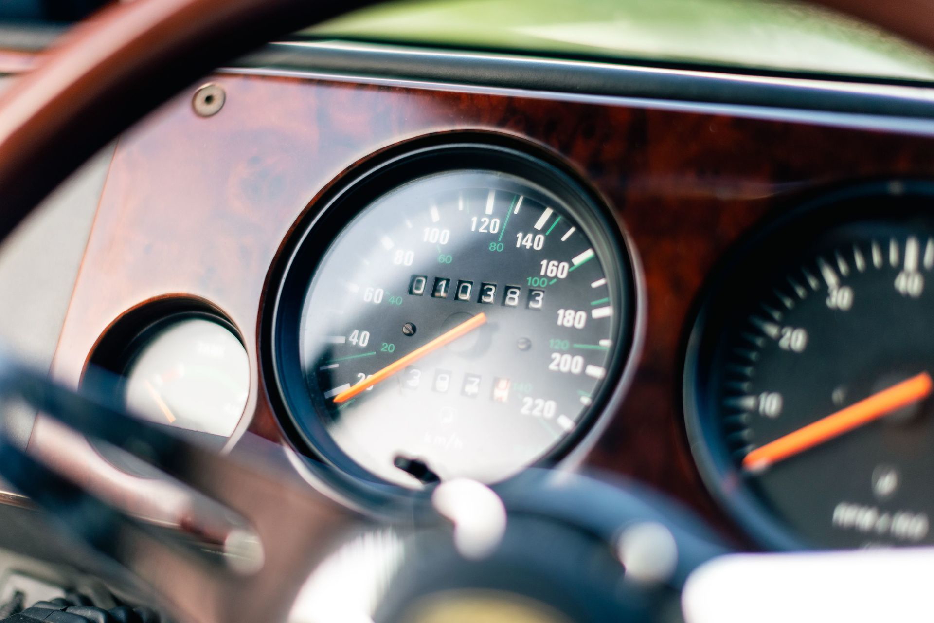 Cuadro de instrumentos clásico Lamborhini LM002, lujo y potencia.