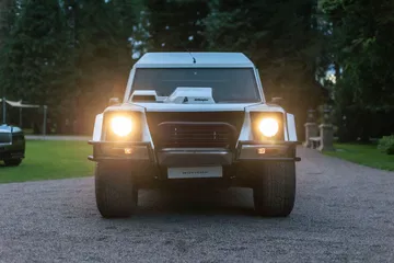 Lamborghini LM002, una visión frontal imponente del SUV.