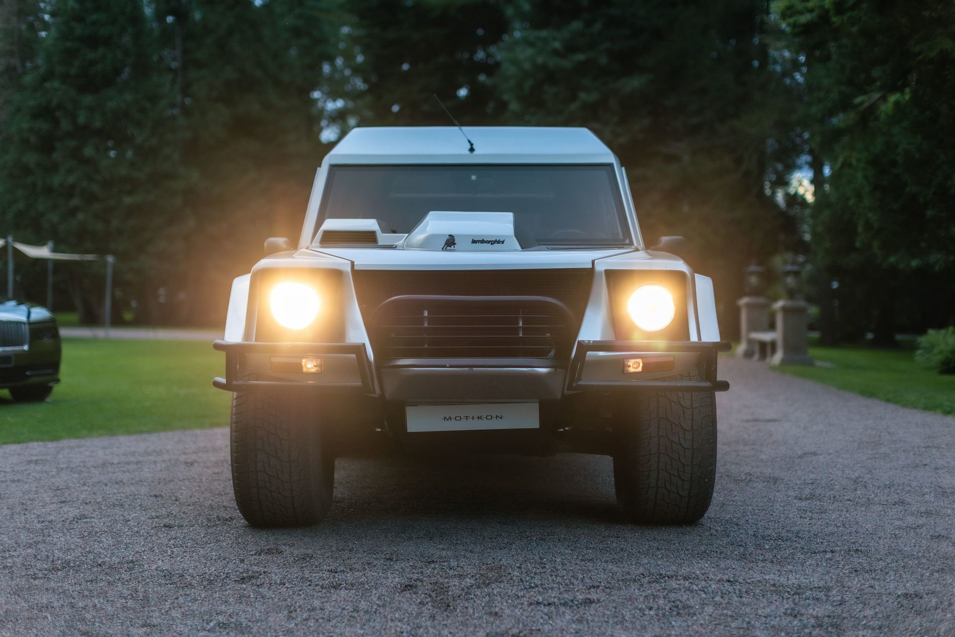 Lamborghini LM002, una visión frontal imponente del SUV.