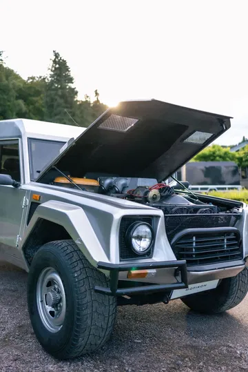 Lamborghini LM002 exhibiendo su poderoso motor V12 bajo el capot abierto.
