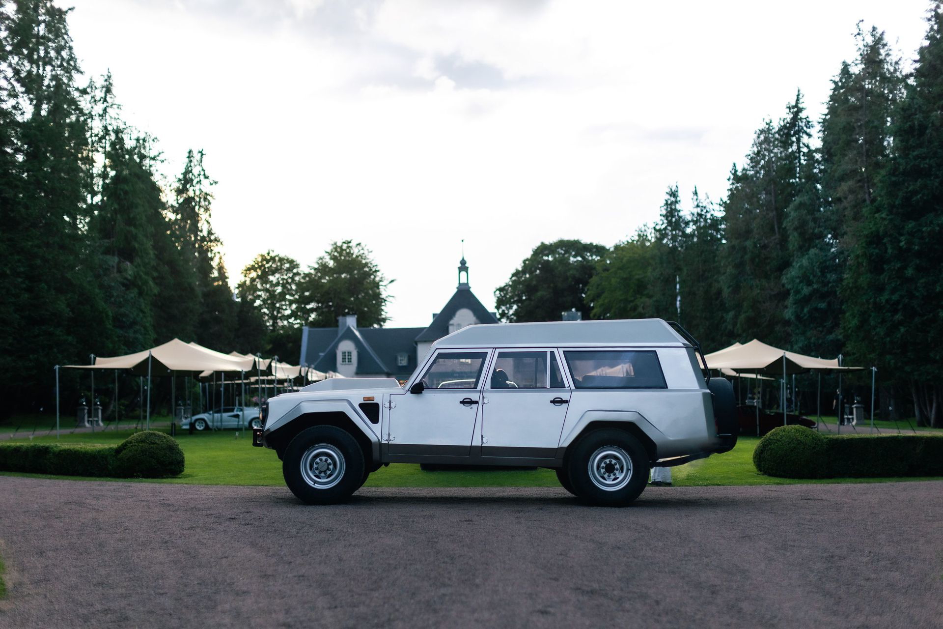 Vista lateral del Lamborghini LM002, el SUV de lujo con motor V12.