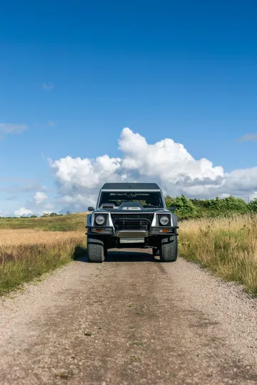 Lamborghini LM002 con su imponente frontal V12, listo para la subasta.