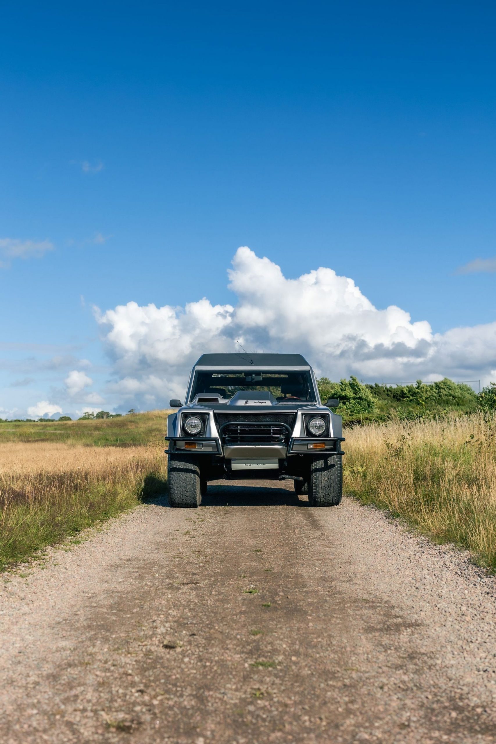 Lamborghini LM002 con su imponente frontal V12, listo para la subasta.