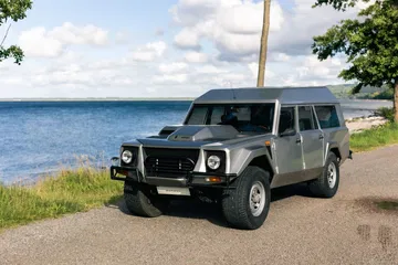 Vista lateral Lamborghini LM002, el clásico SUV de lujo y potencia