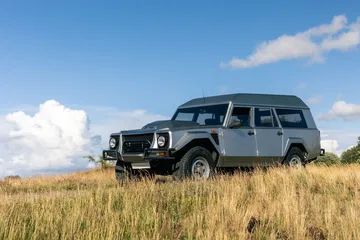 Vista lateral del Lamborghini LM002, un exclusivo SUV con motor V12.