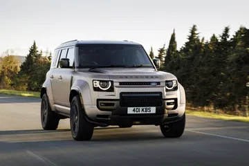Land Rover Defender en movimiento, muestra su diseño robusto y capacidades dinámicas