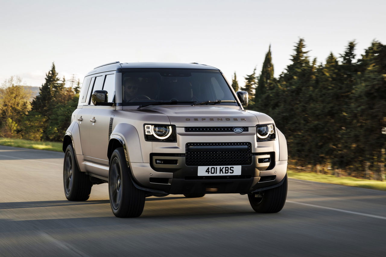 Land Rover Defender en movimiento, muestra su diseño robusto y capacidades dinámicas