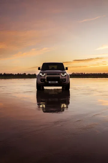 Imponente Land Rover Defender al atardecer reflejando su robustez y diseño icónico