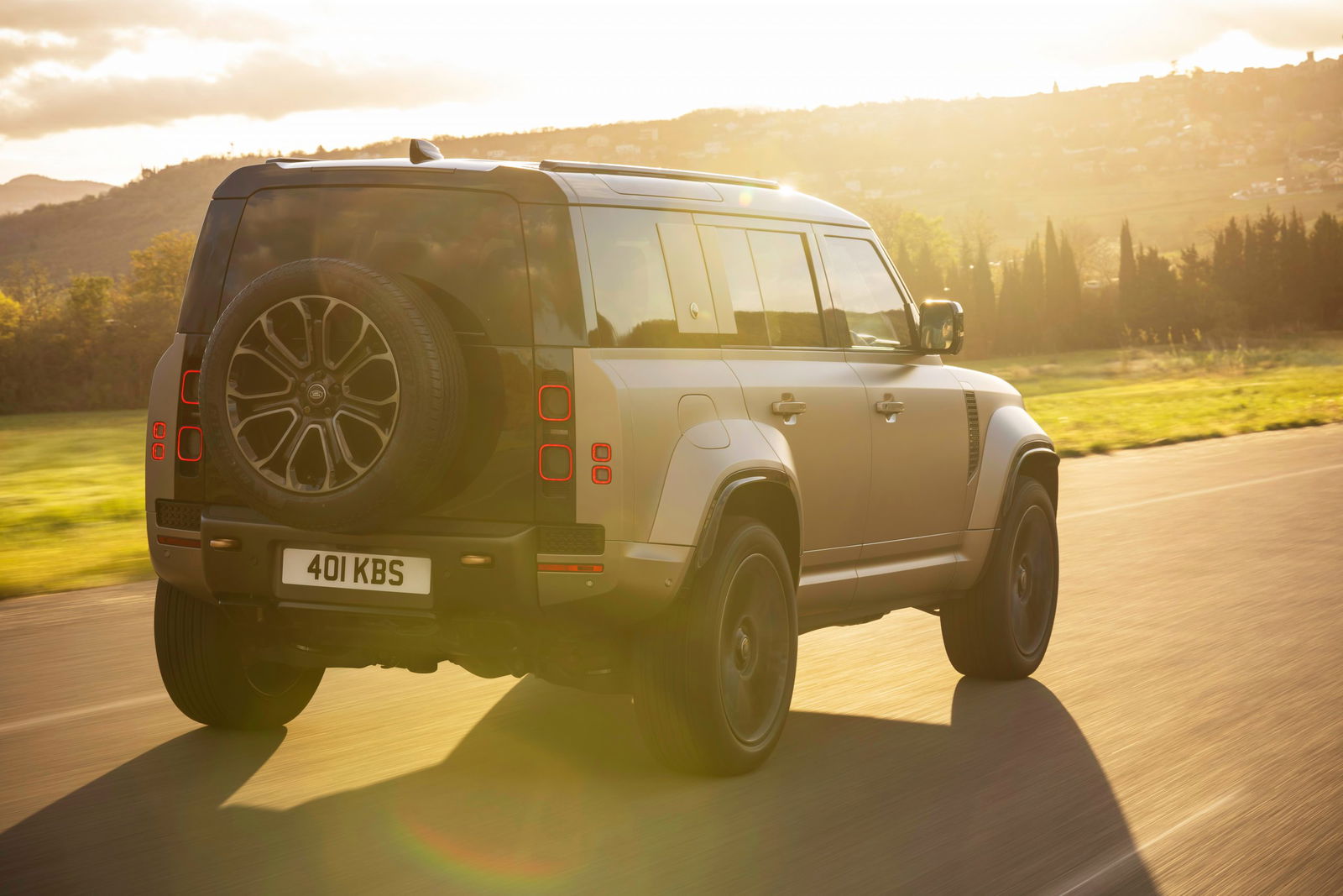 Land Rover Defender luciendo su diseño robusto y líneas modernas al atardecer. Land Rover Defender luciendo su diseño robusto y líneas modernas al atardecer.