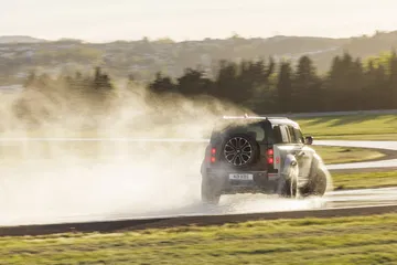 Land Rover Defender en acción, demostrando su capacidad todoterreno
