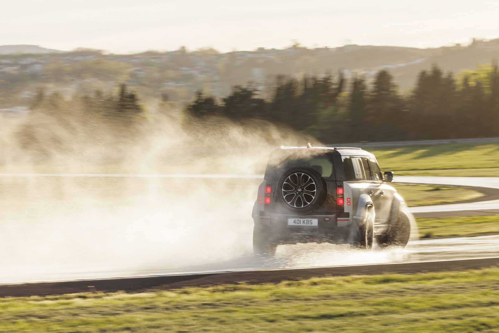 Land Rover Defender en acción, demostrando su capacidad todoterreno