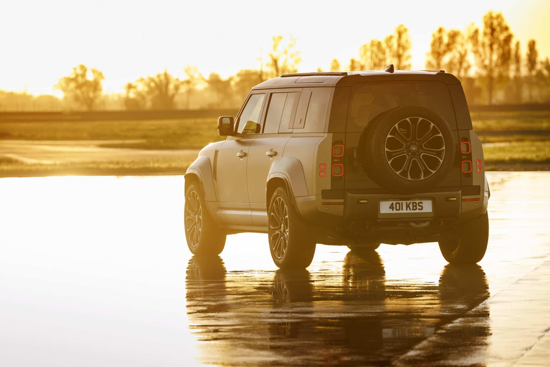 Vista trasera Land Rover Defender evidenciando su robustez y elegancia.