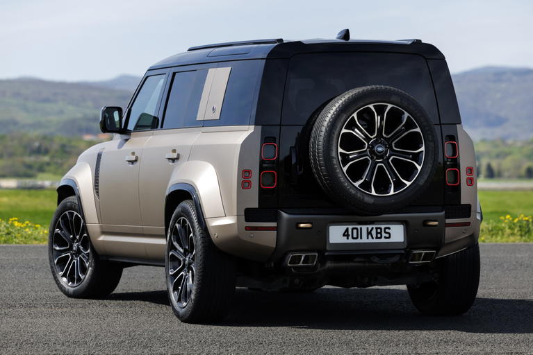 Vista trasera y lateral del poderoso Land Rover Defender.