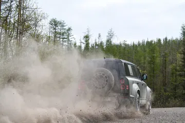 Land Rover Defender superando con maestría un desafío todoterreno.