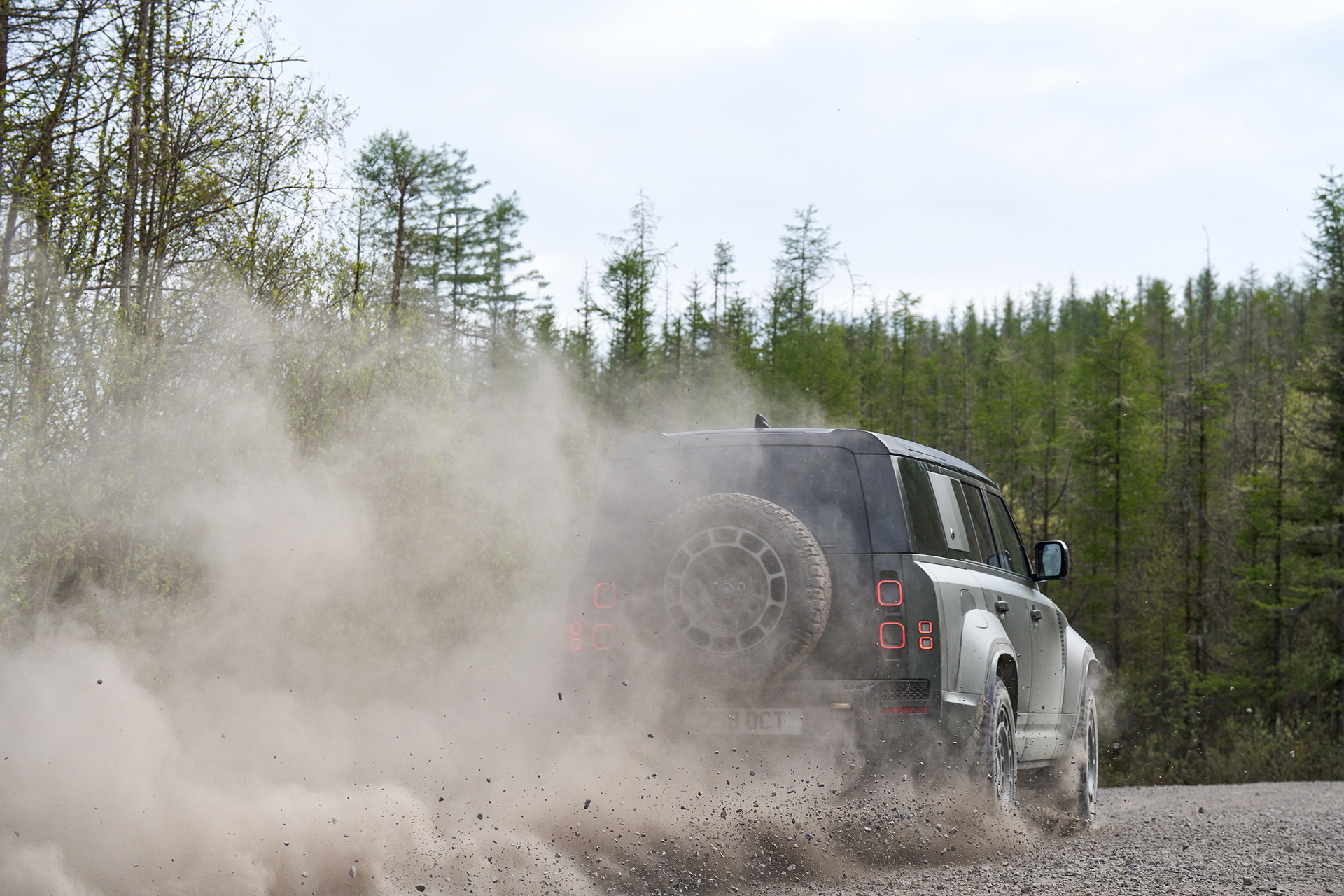 Land Rover Defender superando con maestría un desafío todoterreno.