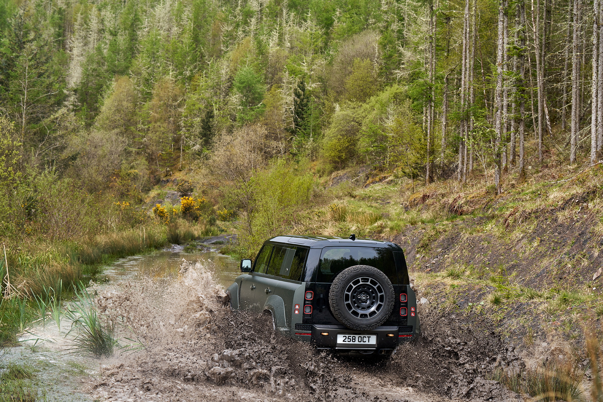 Legendario Land Rover Defender mostrando su capacidad todoterreno.