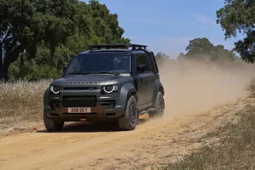 El Land Rover Defender en acción, destacando su robustez y capacidad todoterreno.