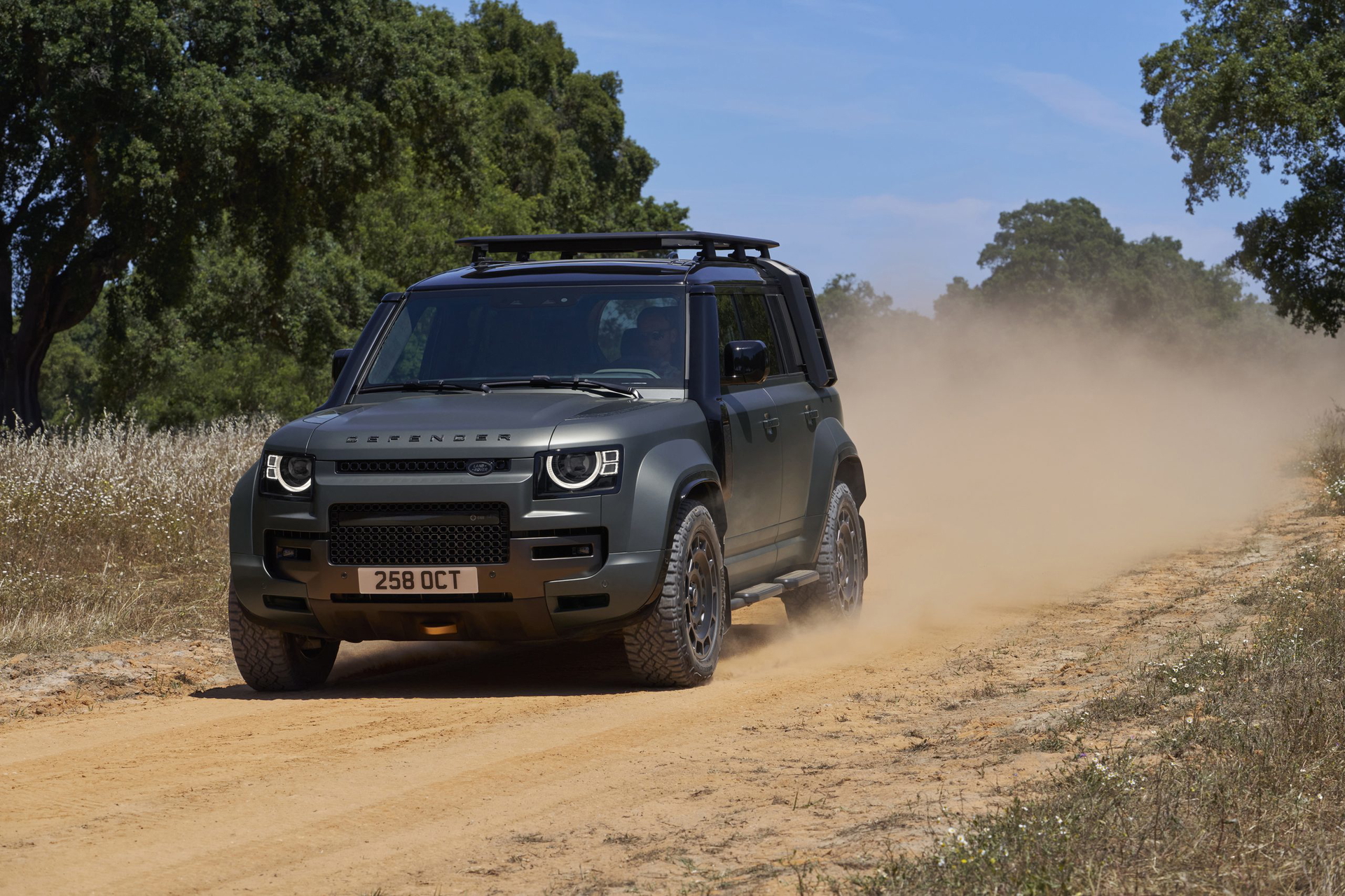 El Land Rover Defender en acción, destacando su robustez y capacidad todoterreno.
