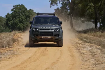 Land Rover Defender mostrando su robustez y capacidad todoterreno.