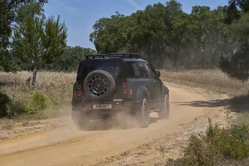 Land Rover Defender en acción, demostrando su capacidad todoterreno