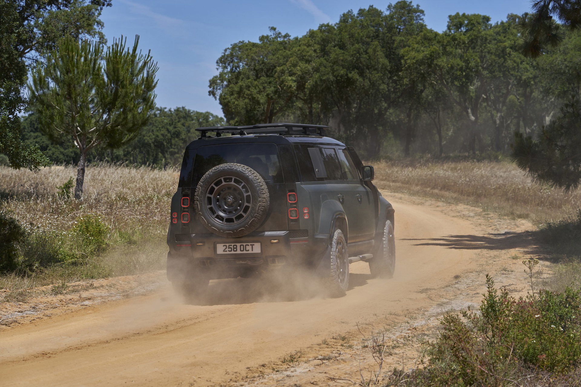 Land Rover Defender en acción, demostrando su capacidad todoterreno