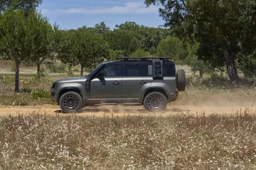 Land Rover Defender en plena demostración de capacidad todoterreno