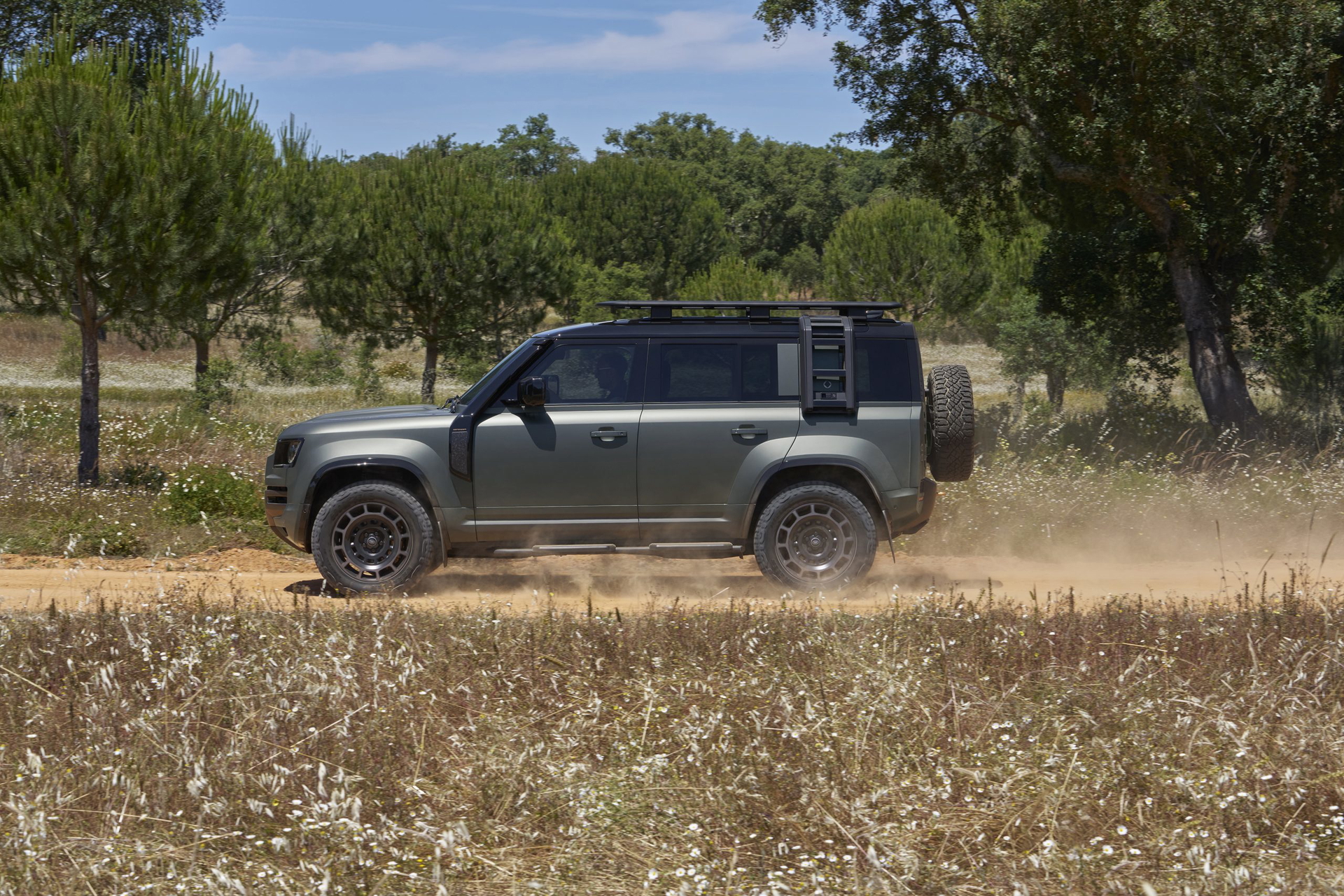 Land Rover Defender en plena demostración de capacidad todoterreno