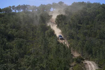 Land Rover Defender superando obstáculos con destreza y potencia en terreno abrupto