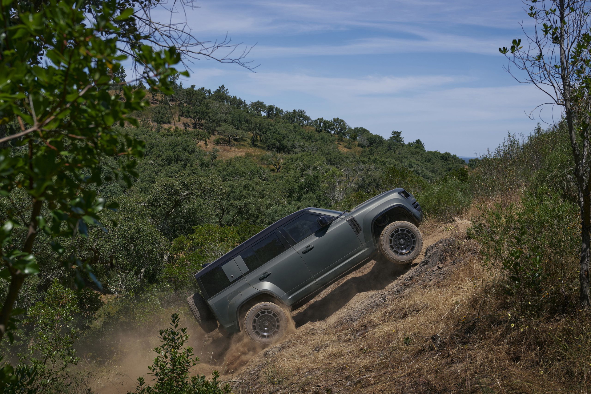 Land Rover Defender superando terreno accidentado con destreza.