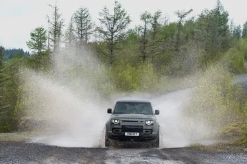 Defender mostrando su poderío en terreno acuático, un 4x4 sin igual.