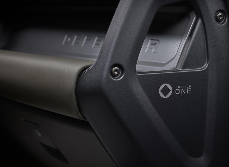 Detalle del distintivo Edition One en interior Land Rover Defender