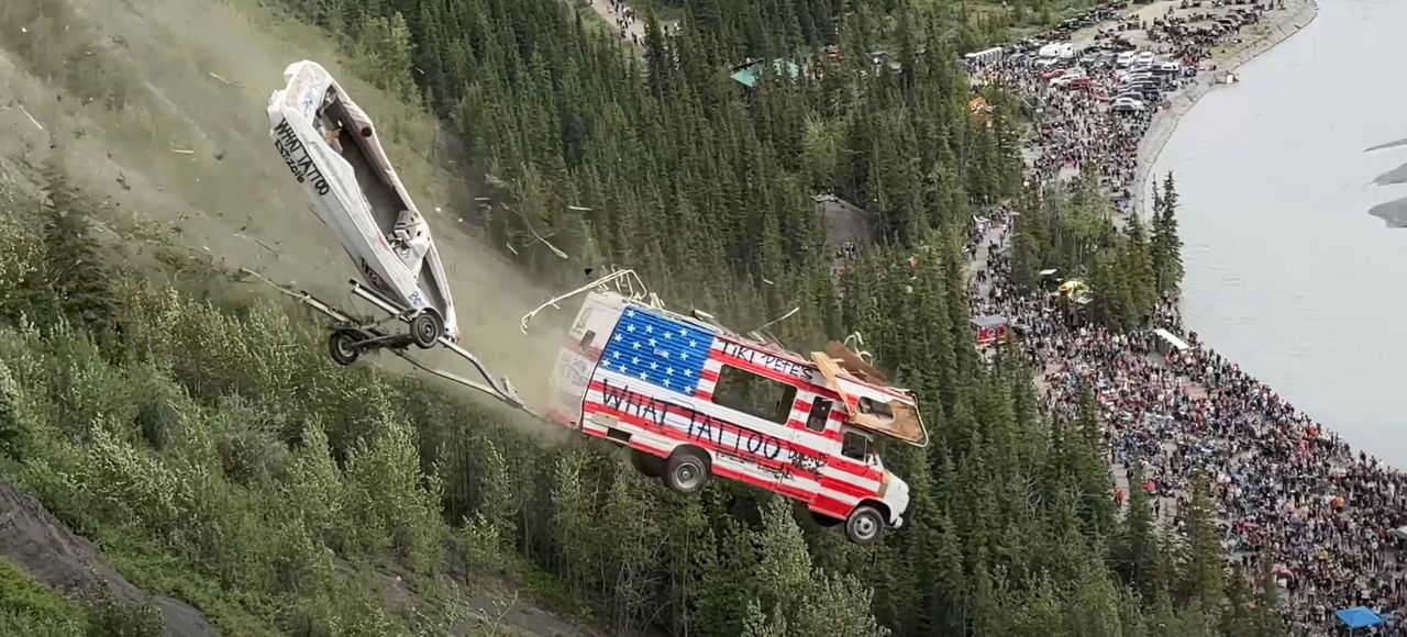 Vehículo volando en un evento tradicional del 4 de julio
