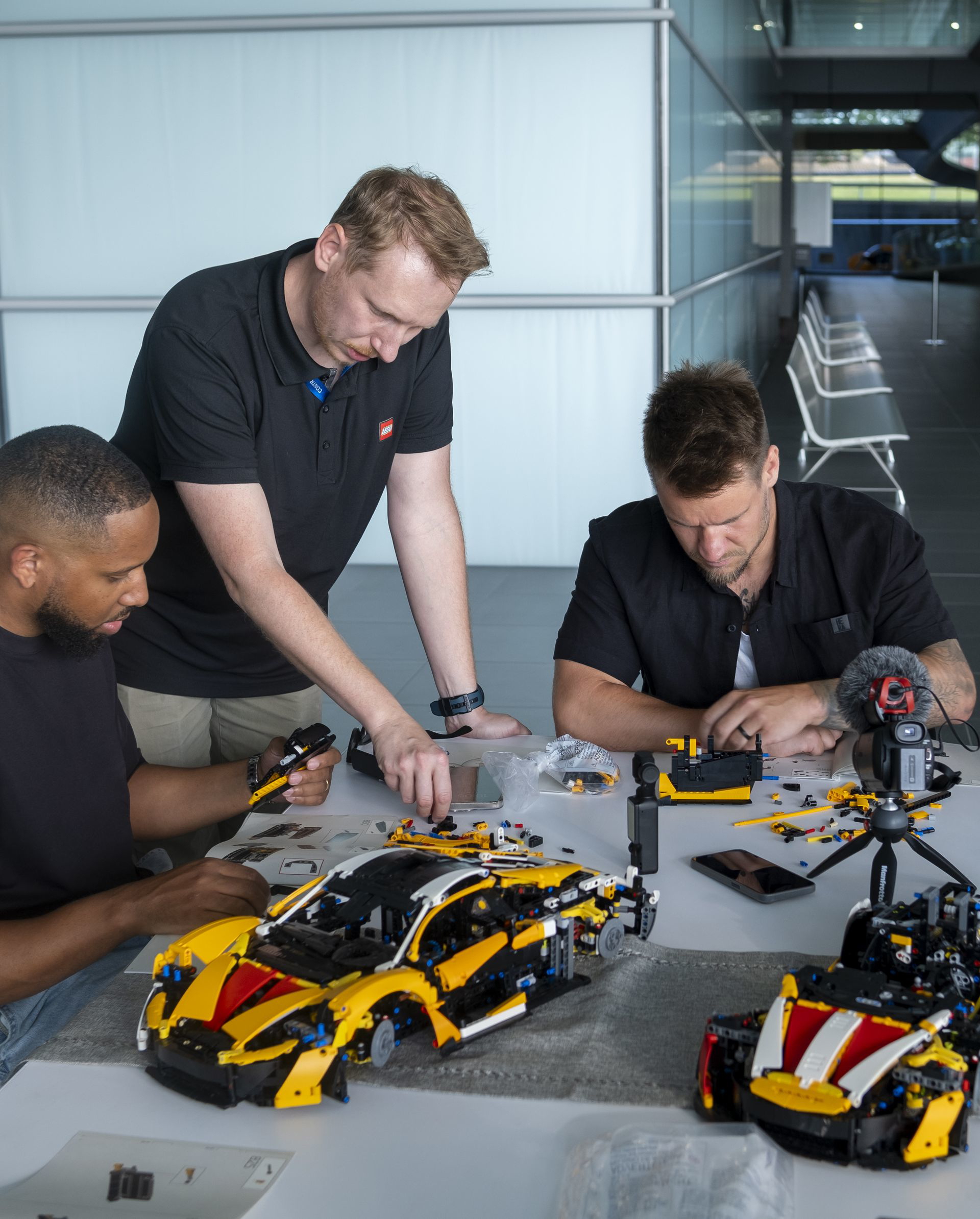 Montaje del McLaren P1 de LEGO Technic que demuestra la atención al detalle.